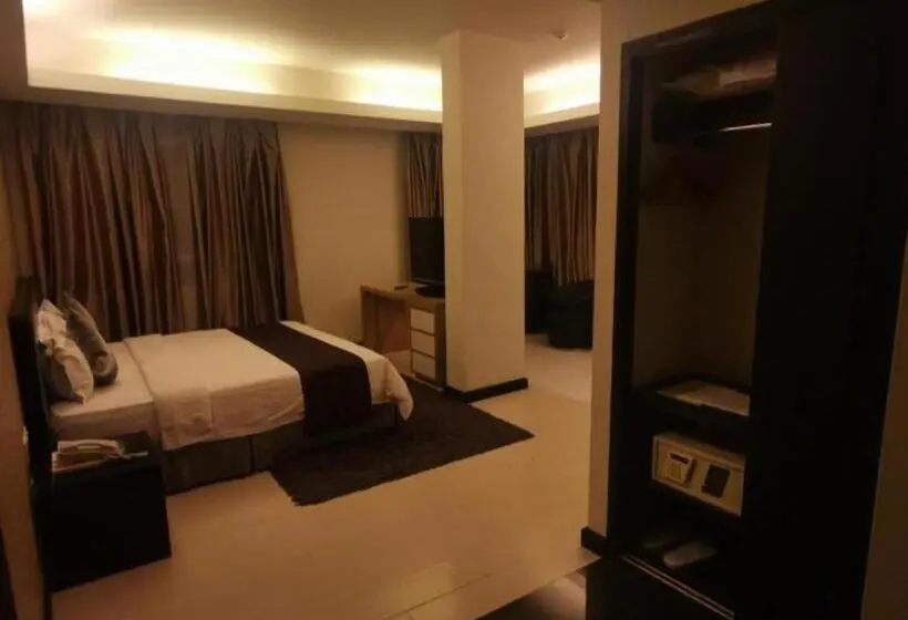 Executive Suite, De Leon