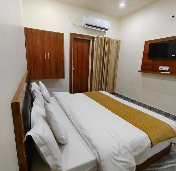 标准间带阳台, Maa Kaila Dham Near Prem Mandir Vrindavan