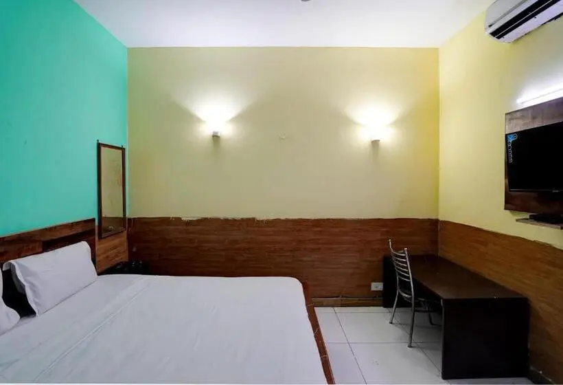 トリプルクラシックルーム, Fabhotel The White Orchid   Nr Noida Sector 16 Metro Station Noida