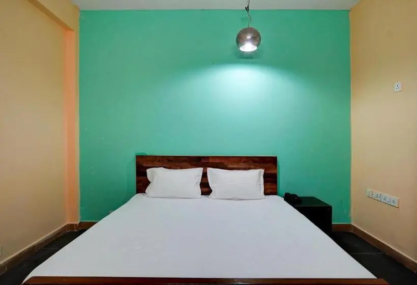 トリプルクラシックルーム, Fabhotel The White Orchid   Nr Noida Sector 16 Metro Station Noida