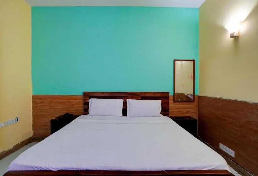 トリプルクラシックルーム, Fabhotel The White Orchid   Nr Noida Sector 16 Metro Station Noida
