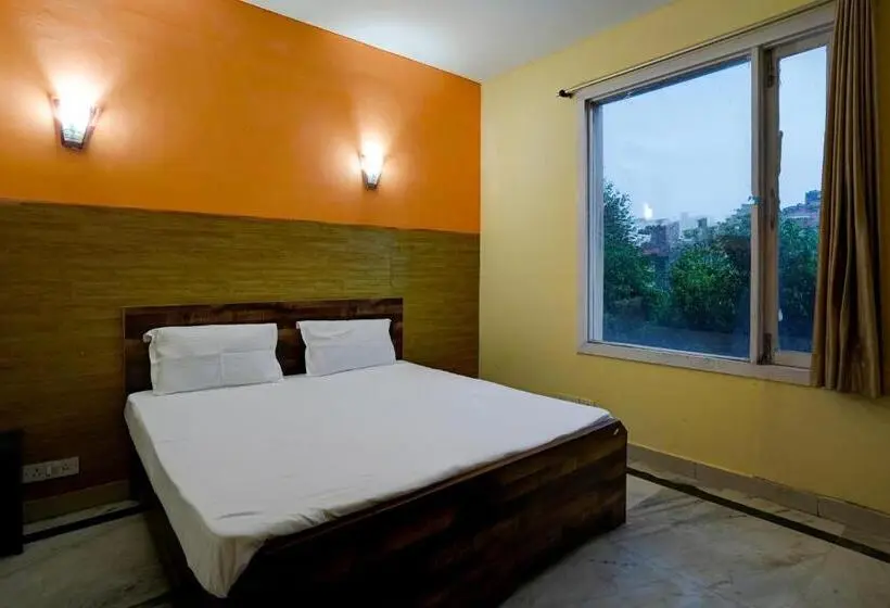 トリプルクラシックルーム, Fabhotel The White Orchid   Nr Noida Sector 16 Metro Station Noida