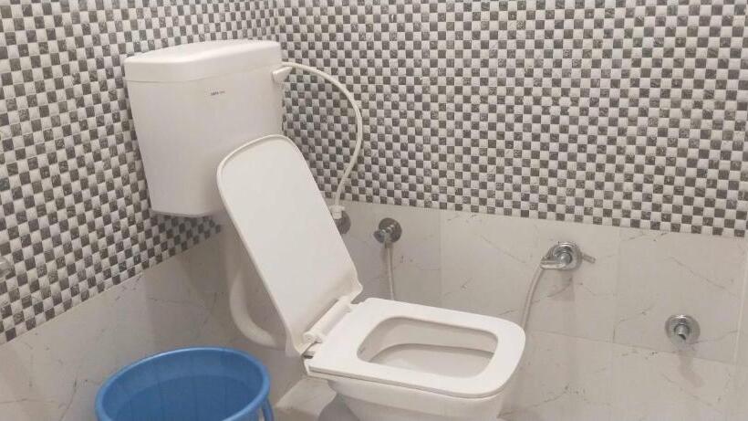 غرفة كلاسيكية ثلاثية, Oyo R. K