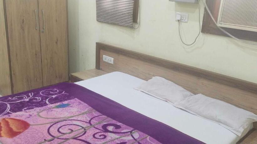 غرفة كلاسيكية ثلاثية, Oyo R. K