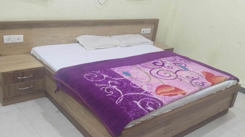 غرفة كلاسيكية ثلاثية, Oyo R. K