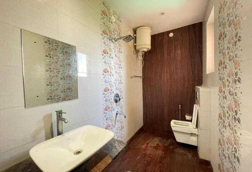 Triple Classic Room, Oyo Paradise Hotel Near Appu Ghar