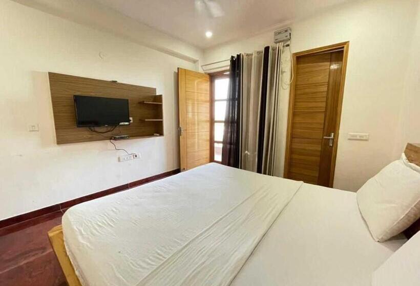 Triple Classic Room, Oyo Paradise Hotel Near Appu Ghar