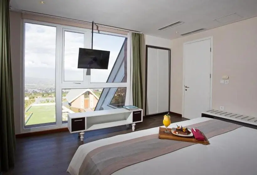 スイート, Amartahills Hotel And Resort