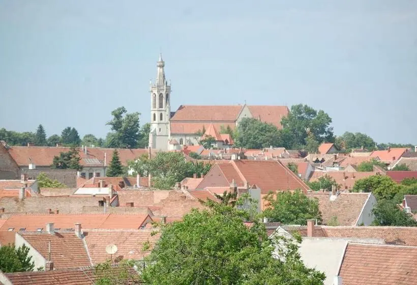 Standard Kolmen Hengen Huone, Fényes Vinorium