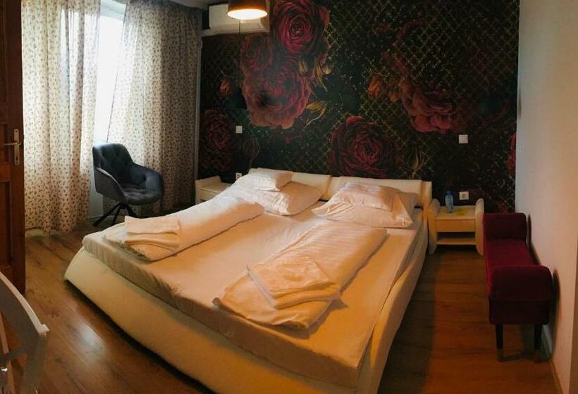 غرفة قياسية مزوَّدة بشُرفة, éjjelibagoly Vendégház