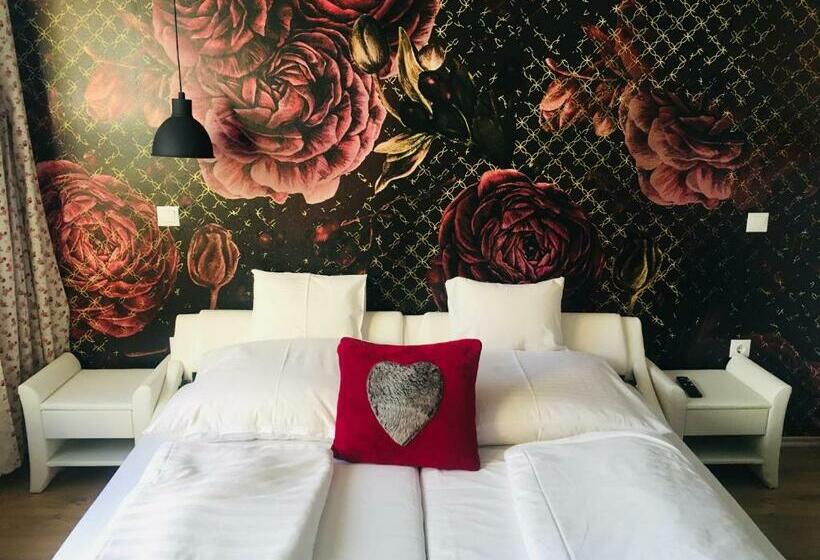 غرفة قياسية مزوَّدة بشُرفة, éjjelibagoly Vendégház