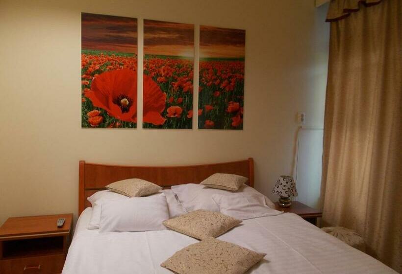 غرفة قياسية مزوَّدة بشُرفة, éjjelibagoly Vendégház