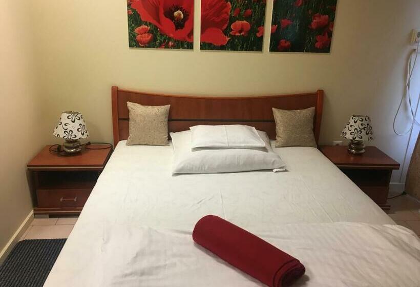 غرفة قياسية مزوَّدة بشُرفة, éjjelibagoly Vendégház