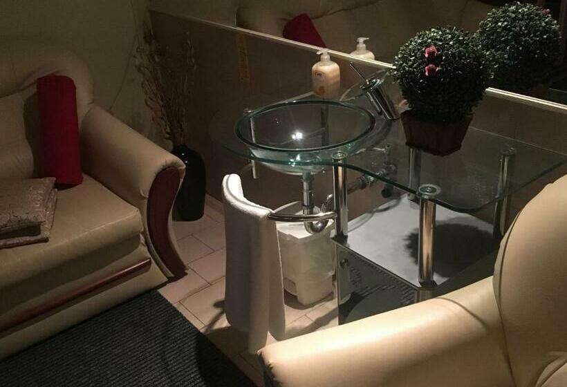 غرفة قياسية مزوَّدة بشُرفة, éjjelibagoly Vendégház