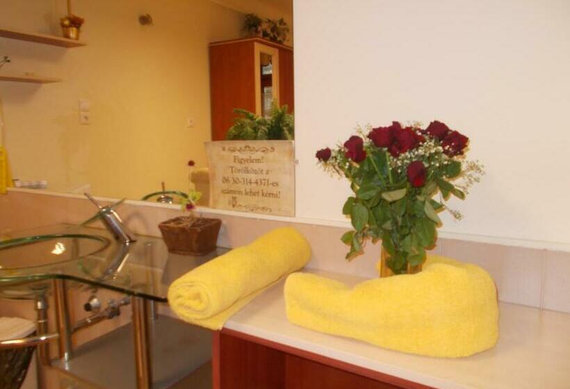 غرفة قياسية مزوَّدة بشُرفة, éjjelibagoly Vendégház