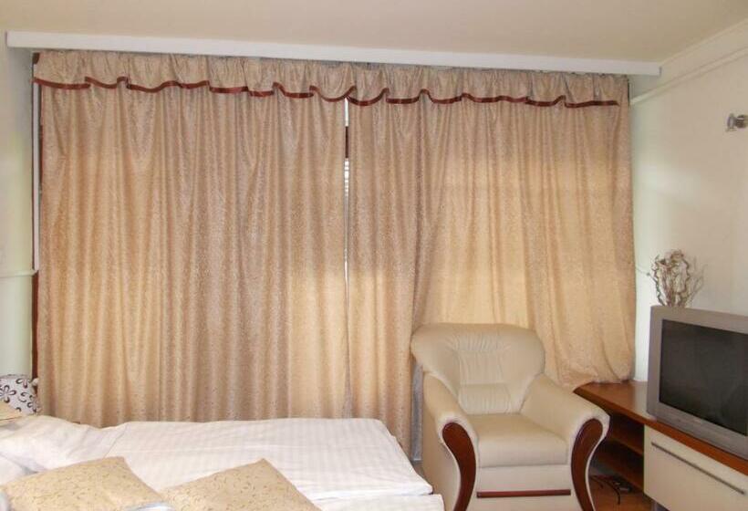 غرفة قياسية مزوَّدة بشُرفة, éjjelibagoly Vendégház