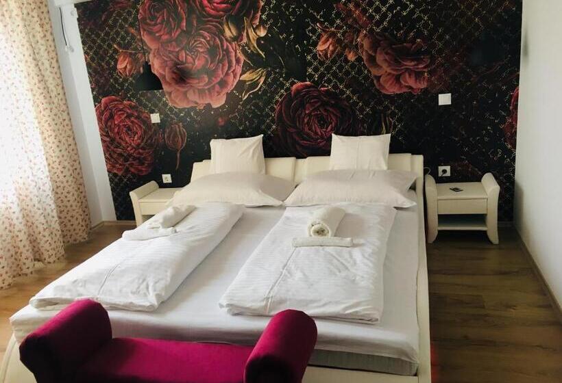 Номер Deluxe с Балконом, éjjelibagoly Vendégház