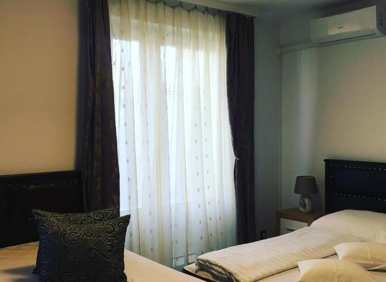 غرفة قياسية ثلاثية, éjjelibagoly Vendégház