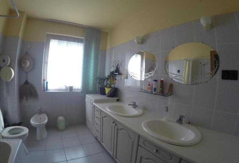 غرفة قياسية ثلاثية, éjjelibagoly Vendégház