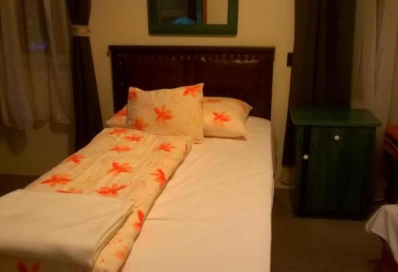 غرفة قياسية ثلاثية, éjjelibagoly Vendégház