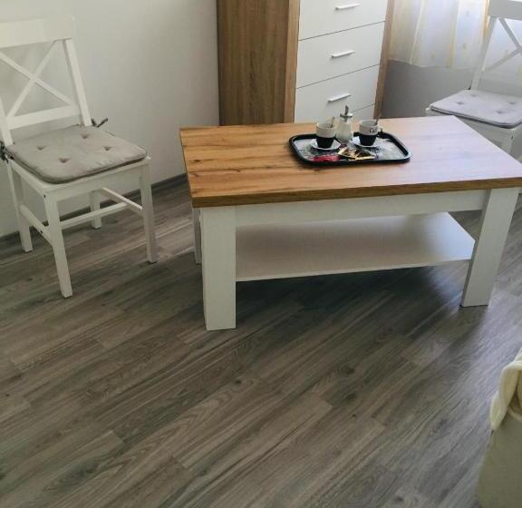 غرفة قياسية ثلاثية, éjjelibagoly Vendégház