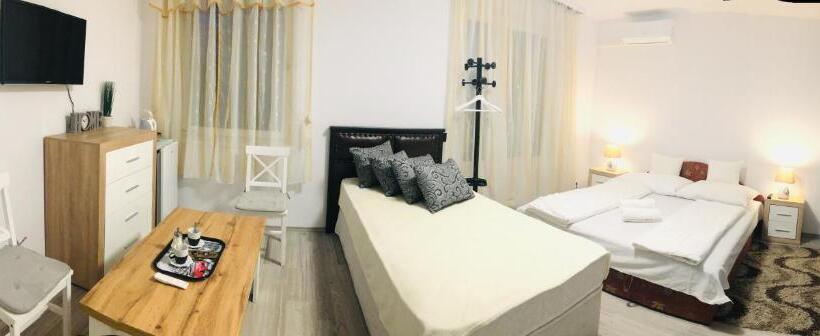 غرفة قياسية ثلاثية, éjjelibagoly Vendégház