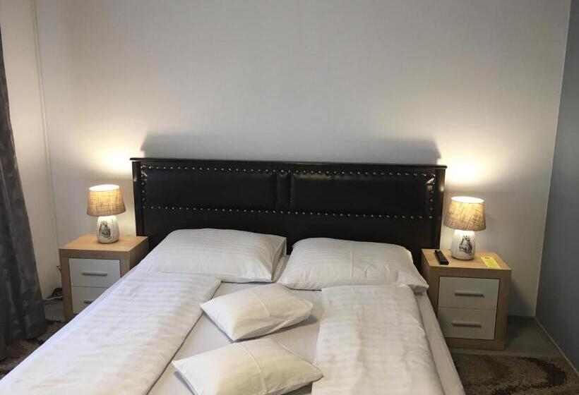 غرفة قياسية ثلاثية, éjjelibagoly Vendégház