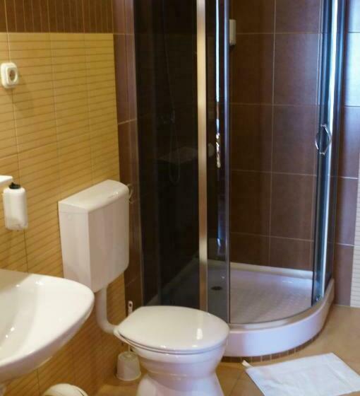 חדר סטנדרטי לחמישה אנשים, Malomudvar étterem Cukrászda Panzió és Rendezvényház