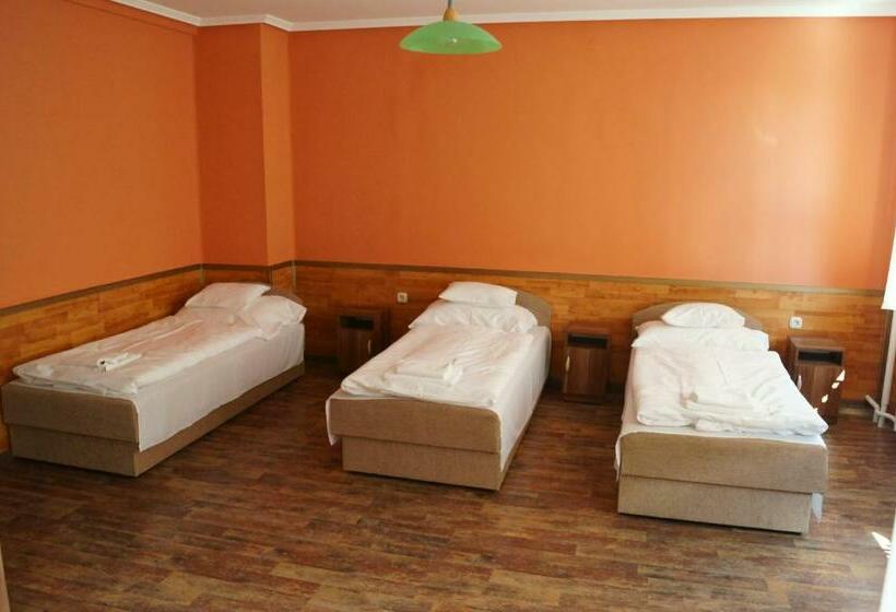 חדר סטנדרטי לחמישה אנשים, Malomudvar étterem Cukrászda Panzió és Rendezvényház