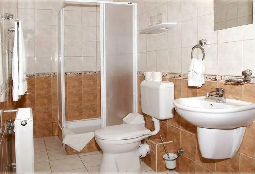 Standard Neljän Hengen Huone, Pihenőkereszt Panzió