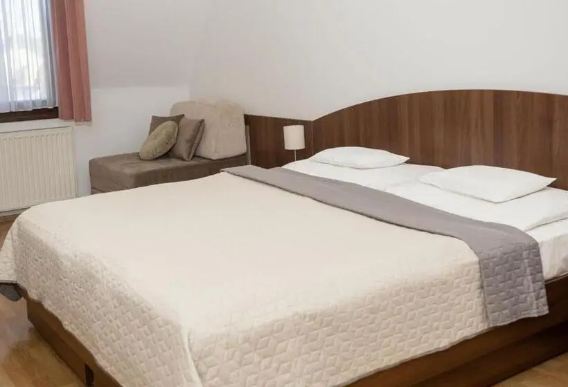 Superior Kolmen Hengen Huone, Tercia Hubertus Panzió