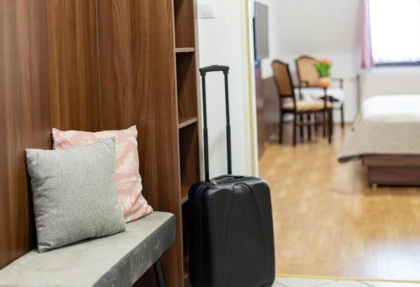 غرفة سوبيريور ثلاثية, Tercia Hubertus Panzió