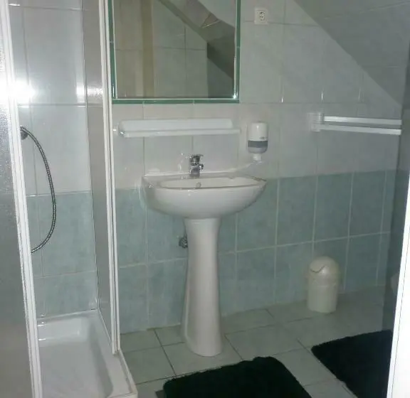 Standard Neljän Hengen Huone, Táltos Vendégház