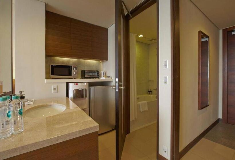 Люкс Повышенной Комфортности, Axia South Cikarang Service Apartment