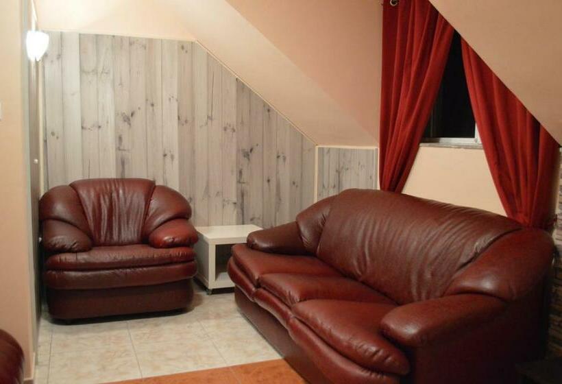 小型豪华套房, Bon Bon