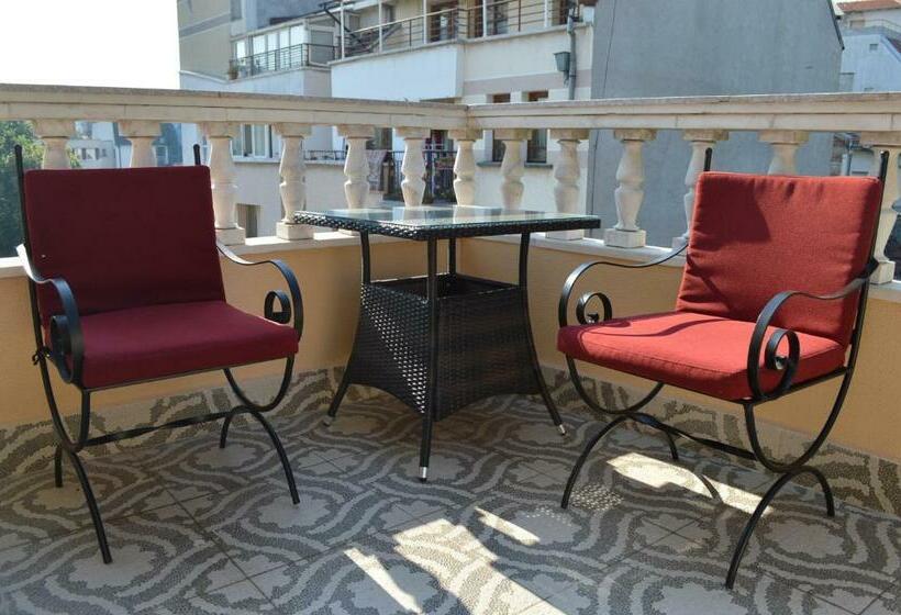 小型豪华套房, Bon Bon