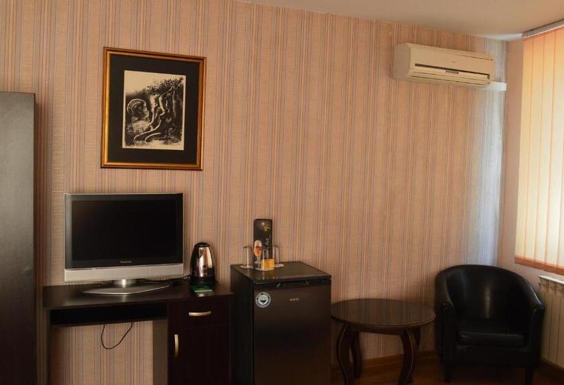 小型豪华套房, Bon Bon