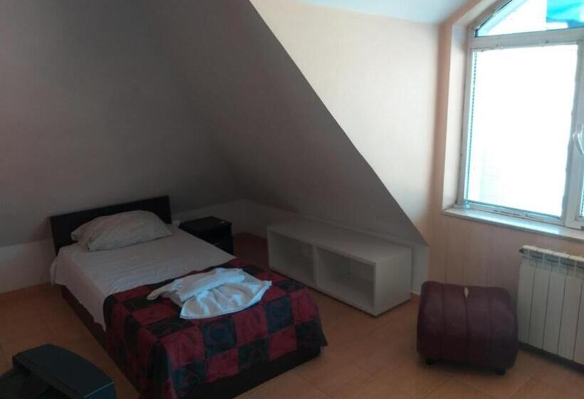 标准单人间共用浴室, Bon Bon