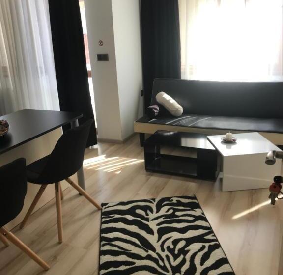 إستوديو ديلوكس, Gabrisa