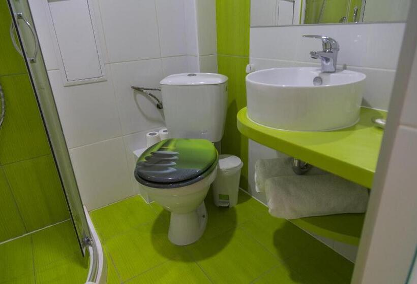 غرفة قياسية مزوَّدة بشُرفة, Gabrisa