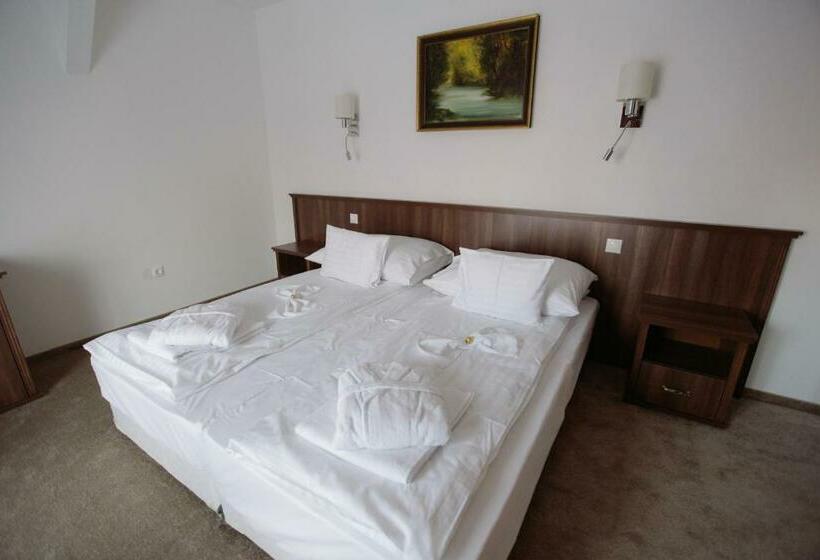 غرفة سوبيريور, Meggyes