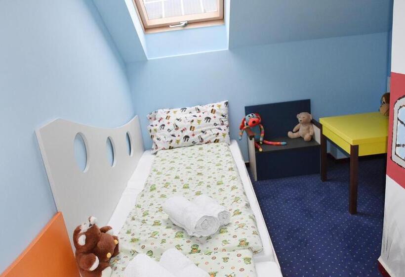 غرفة عائلية, Meggyes