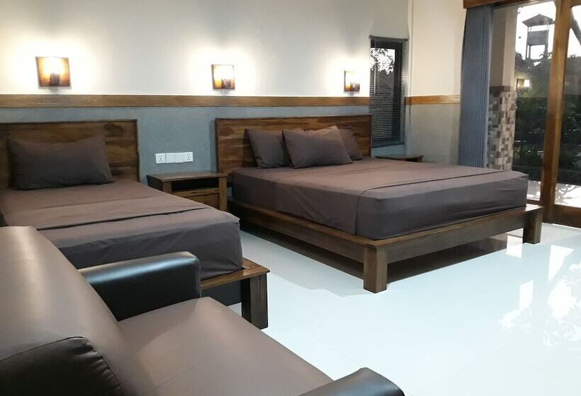 חדר דלוקס לשלושה, Puri Bali