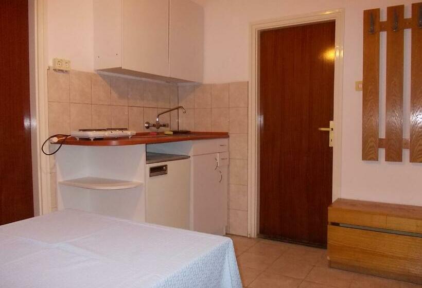 דירת חדר, Puszta