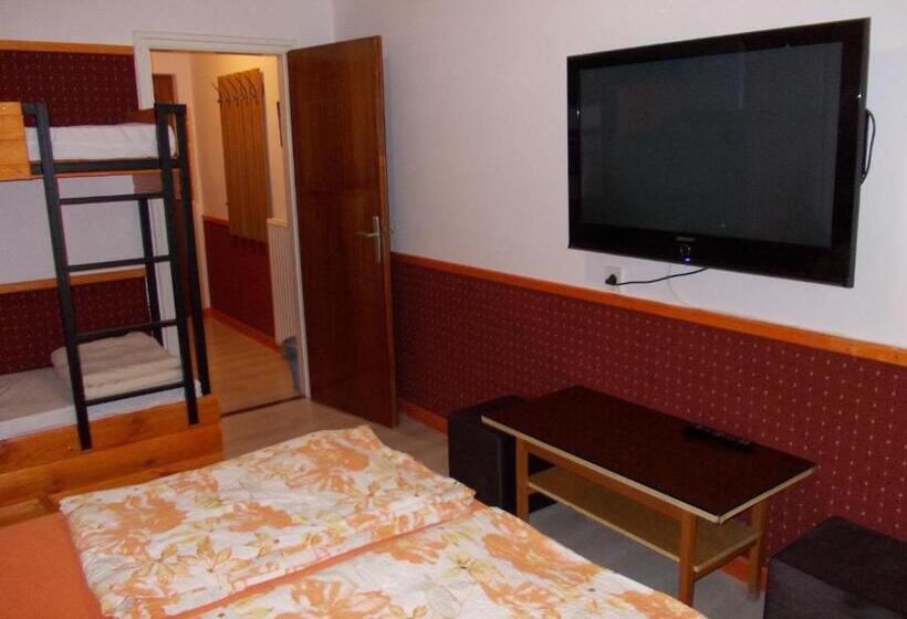 חדר משפחתי, Puszta