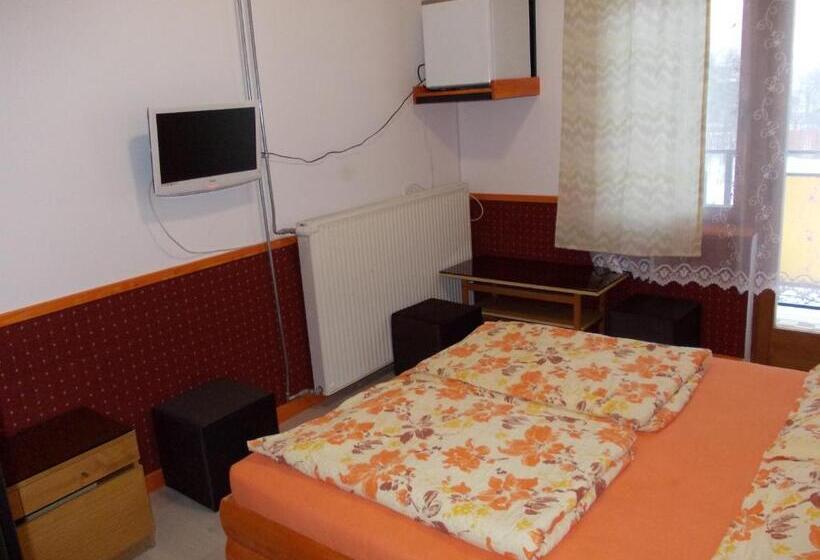 חדר משפחתי, Puszta