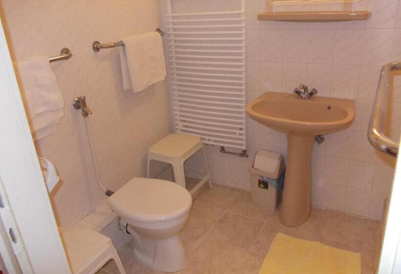 חדר משפחתי, Puszta