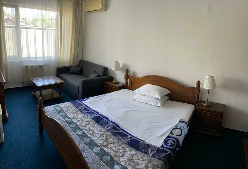 标准三人间, Rotasar