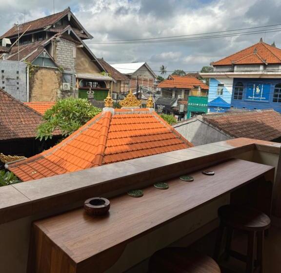 Standard Szoba, Nua House