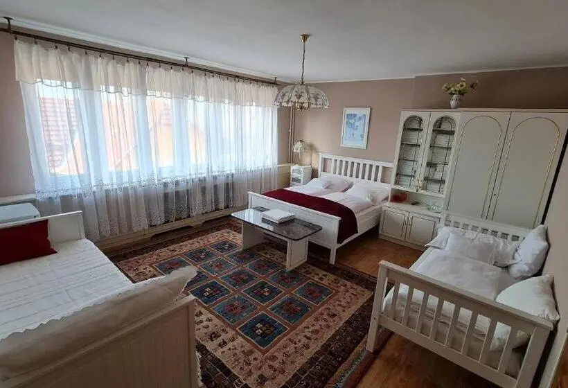 Perhehuone Puutarhanäkymä, Oázis Hotel étterem
